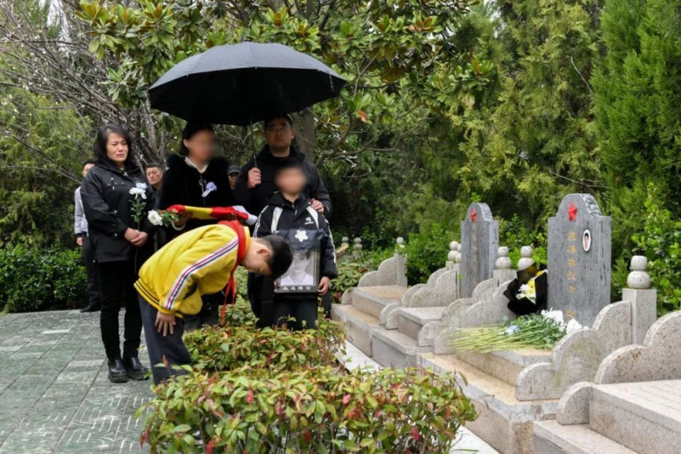 夏春委烈士骨灰在家乡睢宁安葬_腾讯新闻