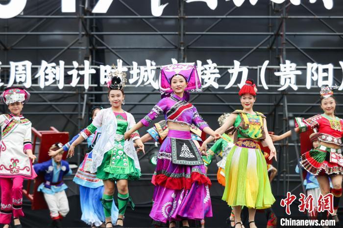 多彩贵州艺术团带来的舞蹈 互动《爽爽贵阳 "娱"你有约》.