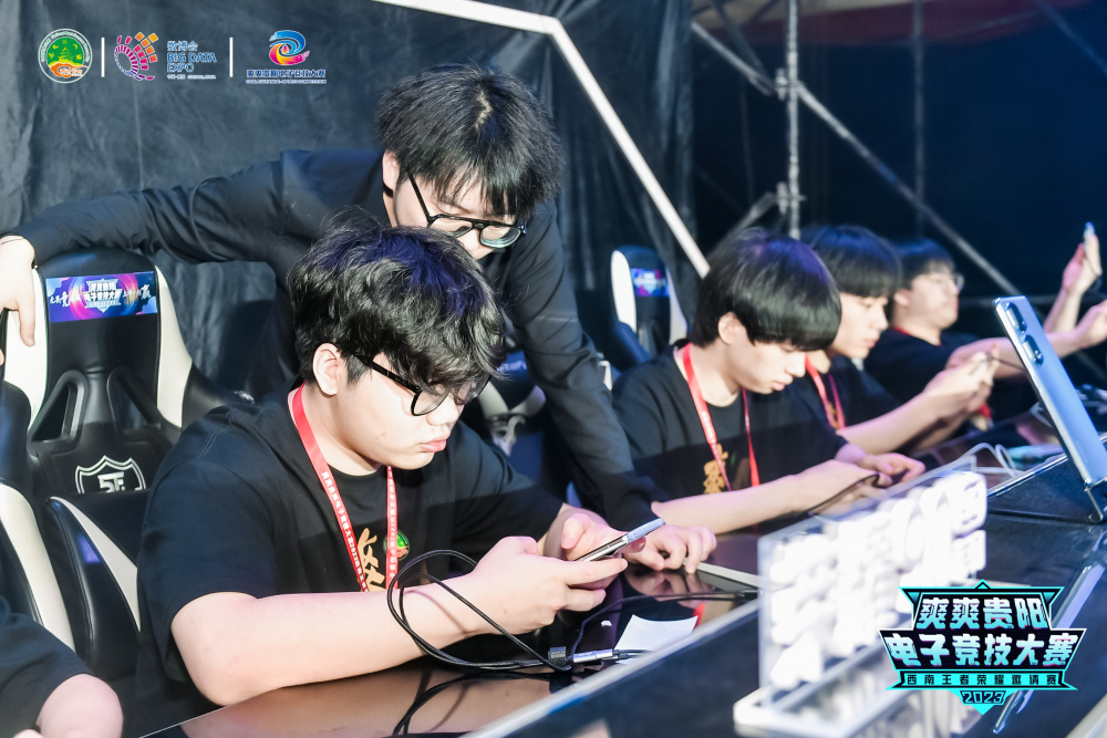 美女洗澡在线视频疯传引发隐私泄露担忧专家提醒公众提高防范意识避免个人信息被盗用