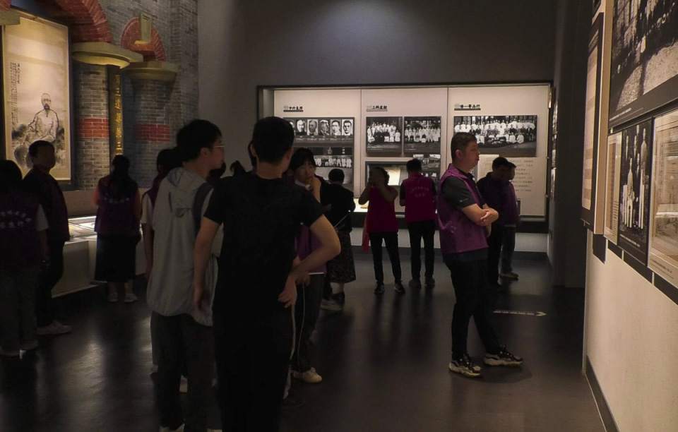 参观铸剑牧星"两弹一星"功勋科学家王希季校友专题展,让学生们深刻