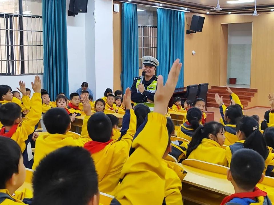 当天下午,周礼教导员在滨江路小学阶梯教室内为同学们开展交通安全