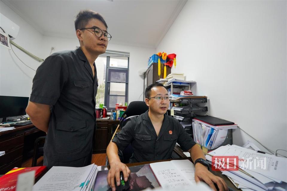 他迈进办公室迅速地换好了制服,这时他的法官助理全苏手里拿着一大摞