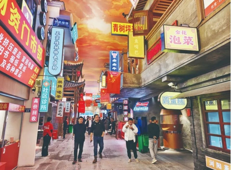 以长沙太平街南段作为主场景,打造网红墙效应,引入百余个长沙和本地