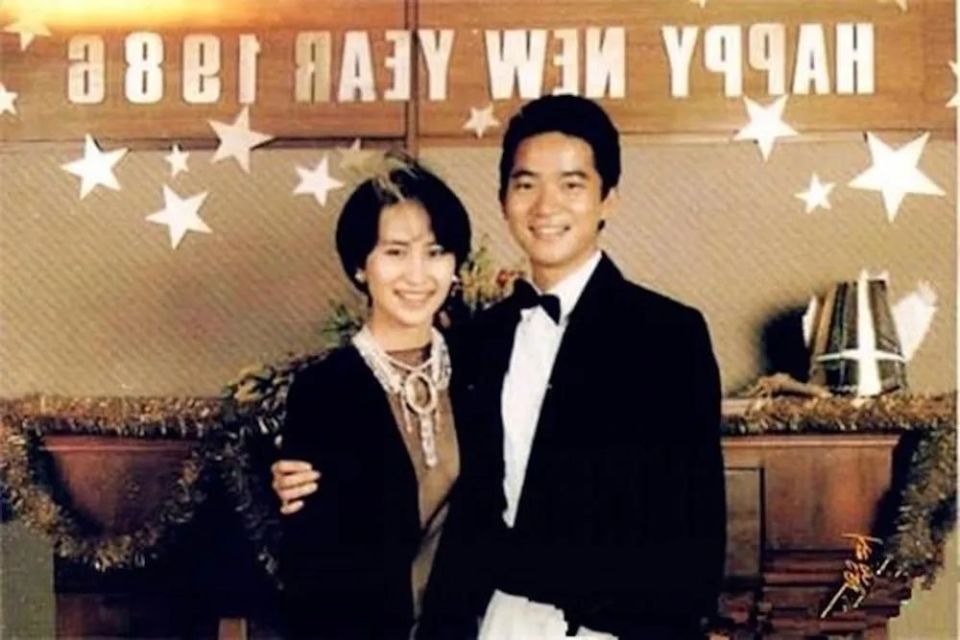 何超琼酒吧演唱偏偏喜欢你当年情断陈百强再唱已是曲中人