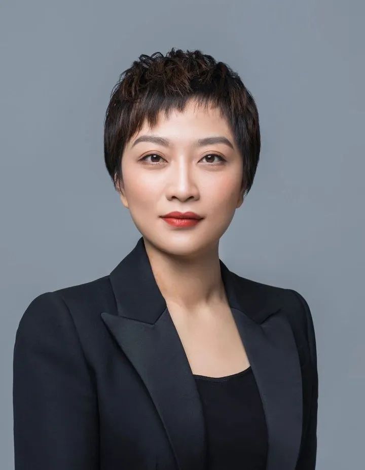 2015年,璩静加入华为,最高做到华为公共及政府事务部副总裁,中国媒体