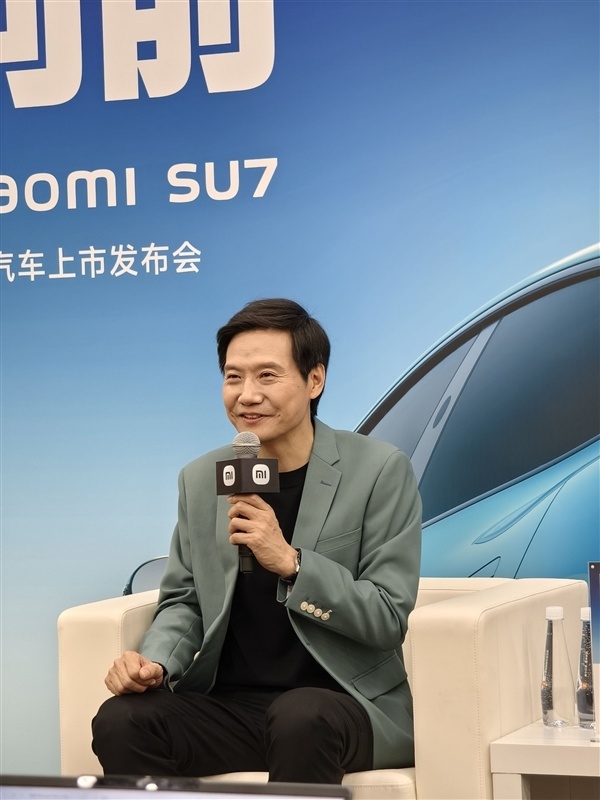 雷军鞠躬拜托吐槽su7口下留情:小米丁大一点的问题会被拿1万倍放大镜