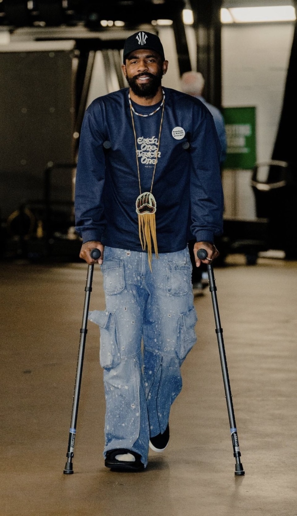 早日康复欧文穿着保护靴拄拐来到球馆此前被队友误伤