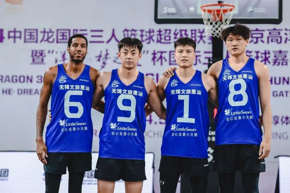 无锡队将在本站则派出陈江河,黄浩然,刘宇轩和外援安德鲁-凯利,这套