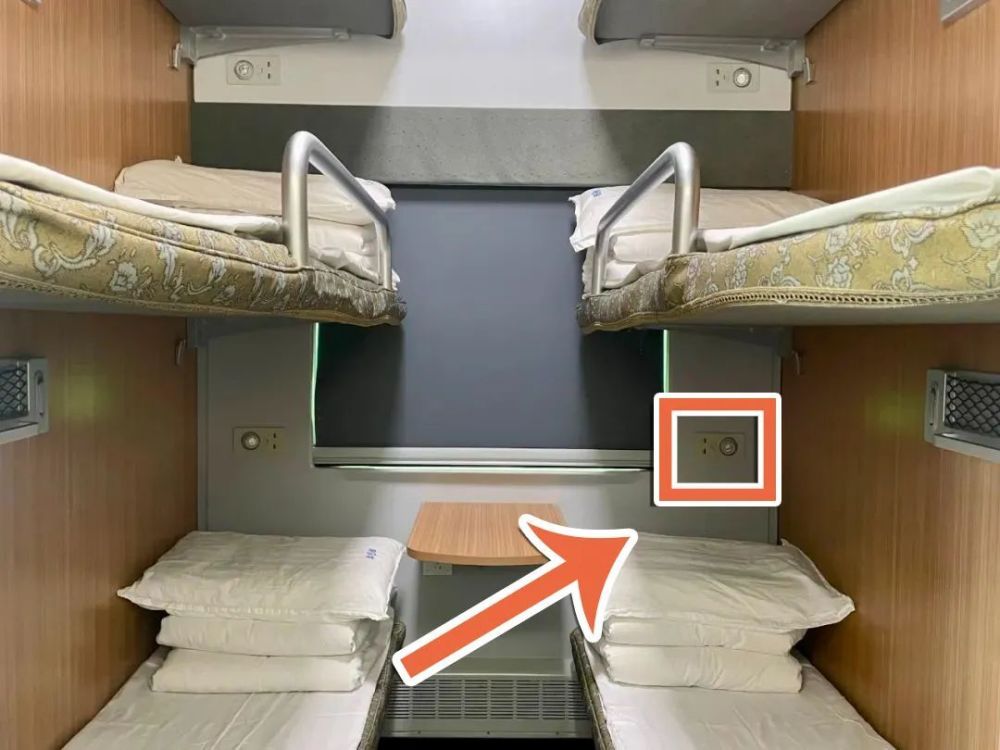 二等卧铺车厢过道设有3个五孔插座均设有2个usb插口包厢内每个铺位夜