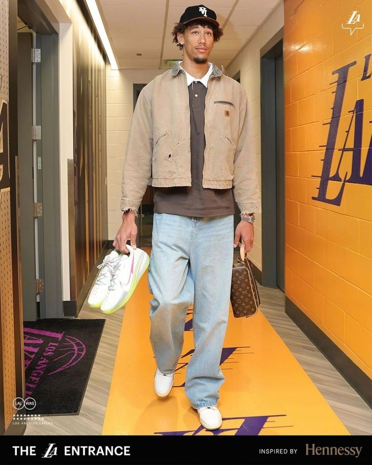 湖人穿搭:詹姆斯蓝白运动装 浓眉一身黑夹点绿