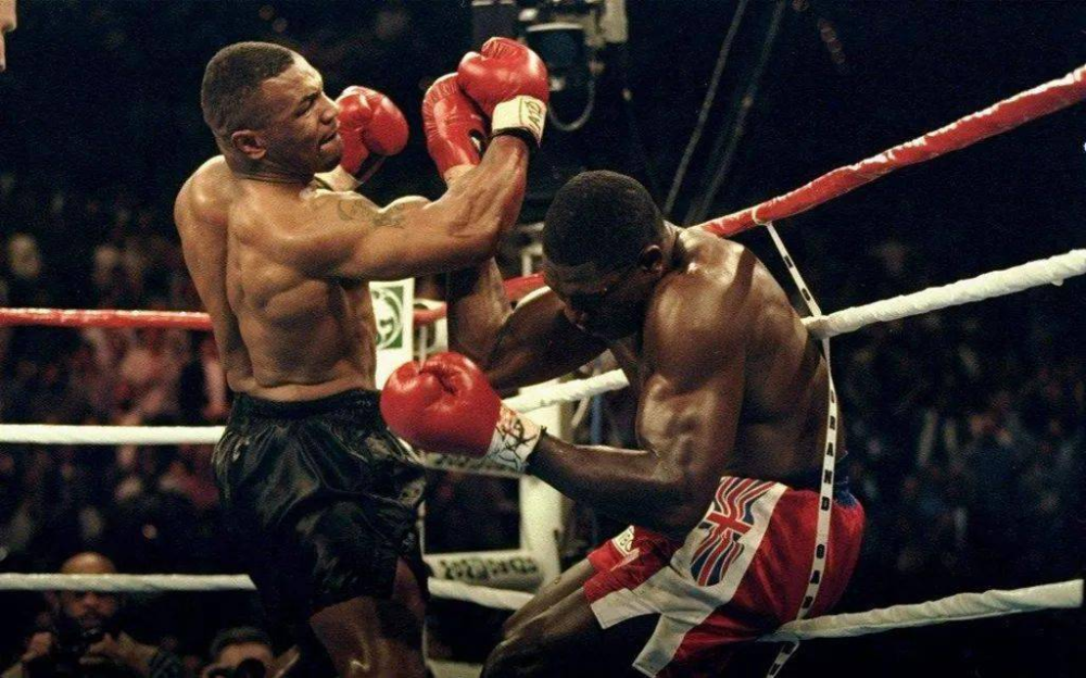 1986年11月22日,20岁的泰森两回合击倒wbc重量级拳王伯比克成为历史上