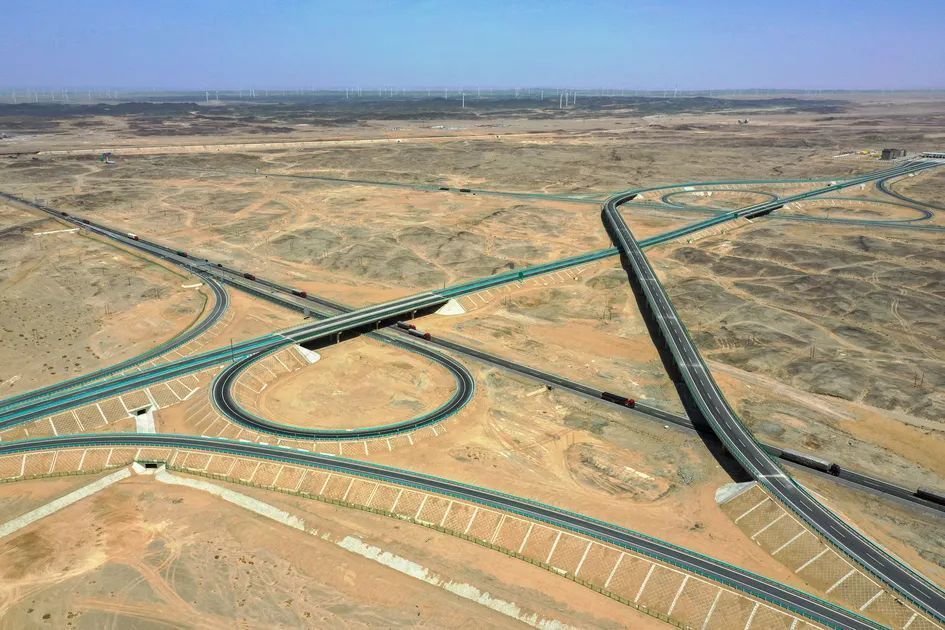 戈壁荒漠中的这条高速公路预计6月底建成通车