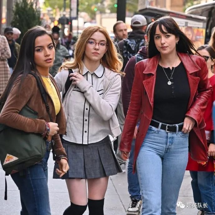 她和茱莉亚·卡彭特以及其他面临以西结威胁的人合作.