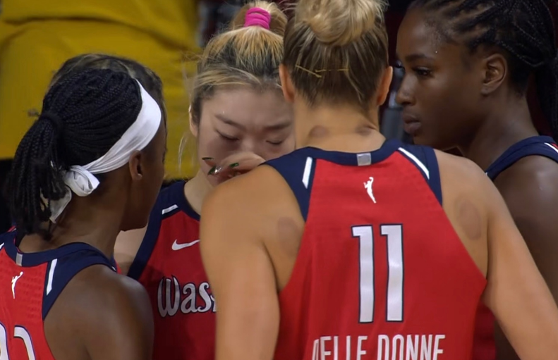 WNBA：李夢爆發3記三分11分狂創5紀錄 隊友傷退忍不住哭了 - 新浪香港