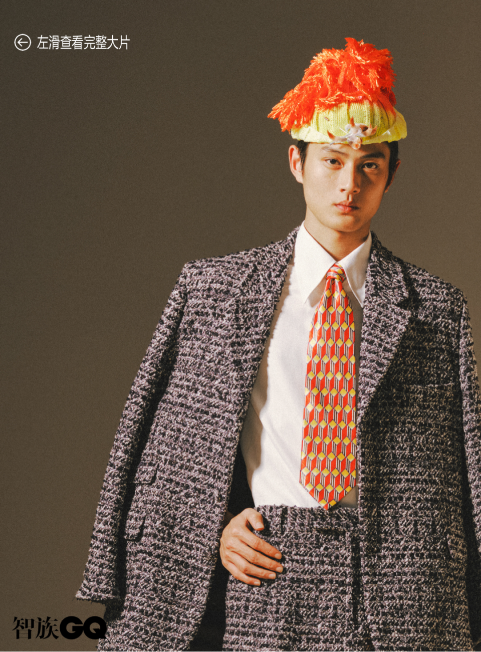 匠人绒花帽(右)白色棉质粗花呢夹克白色粗花呢阔腿裤黄色尼龙无檐便帽