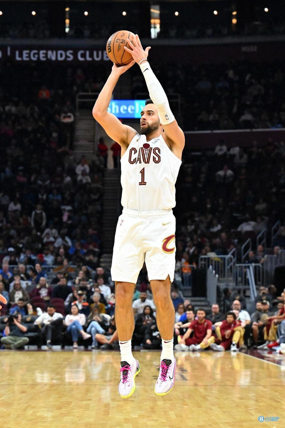 外线差距悬殊!半场三分骑士17中9&命中率52.9% 魔术10中0