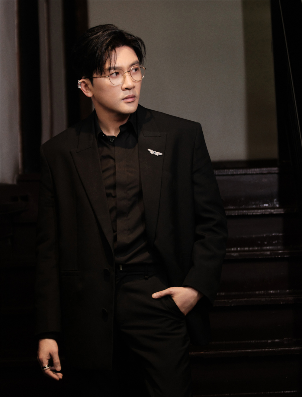 苏有朋黑西装造型亮相活动尽展俊逸简约格调