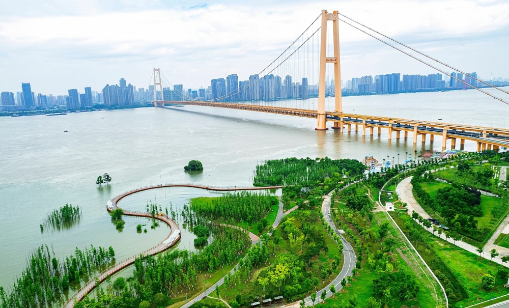 长江水位持续上涨,洪山江滩公园闭园