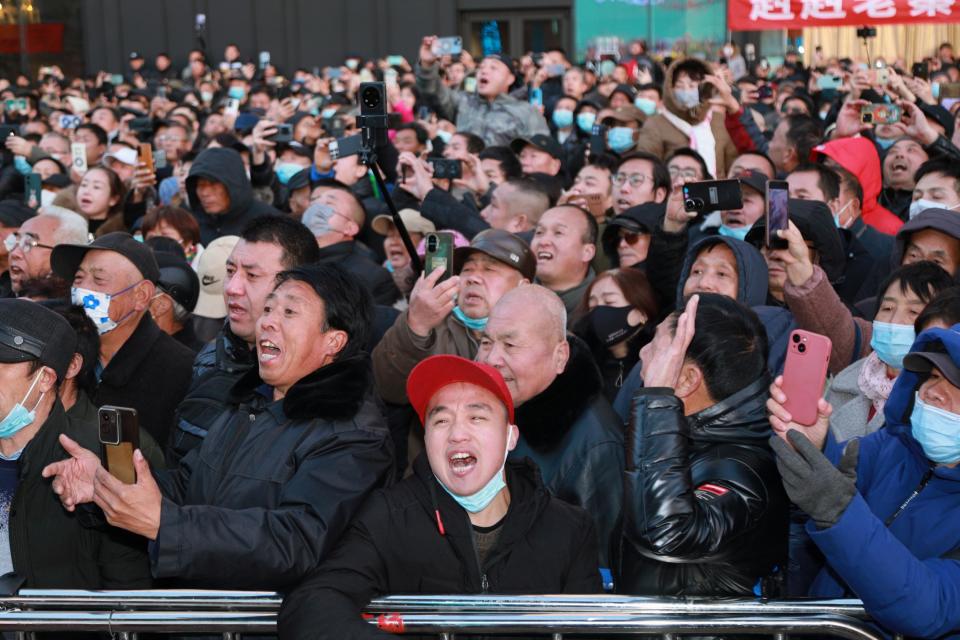 民营安万剧团闯西安“火出圈”，豪言“戏比天大”的安万却很清醒：只有让年轻人喜欢，秦腔才能走长远……_腾讯新闻