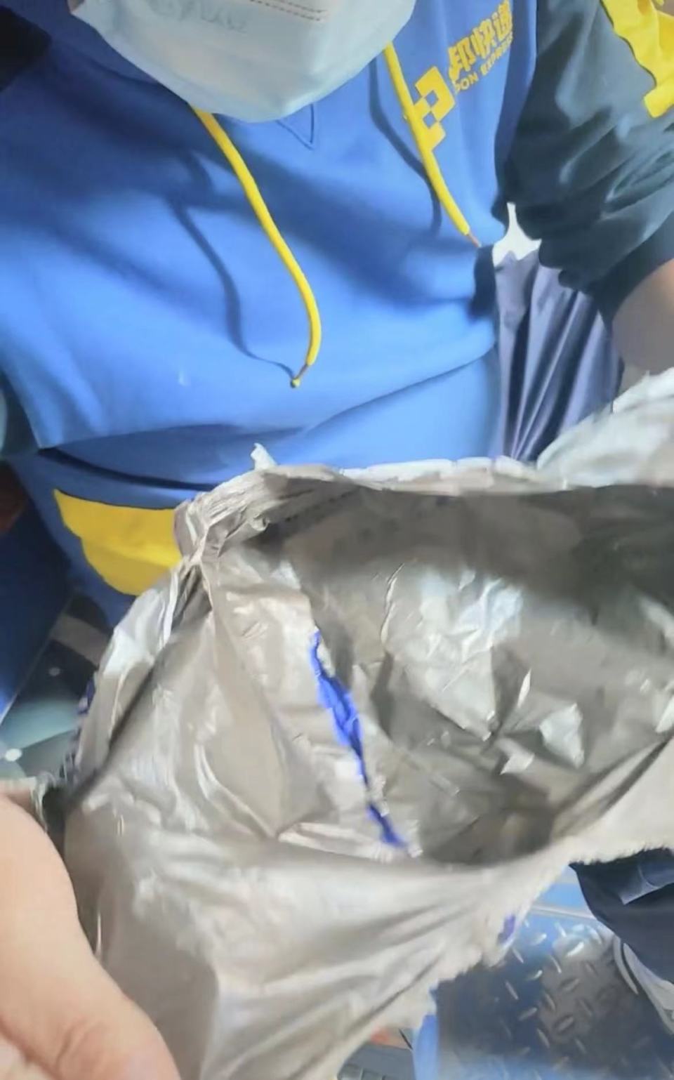 快递公司回应女子买退烧药收到空包包裹破损致货物掉落已照价赔付