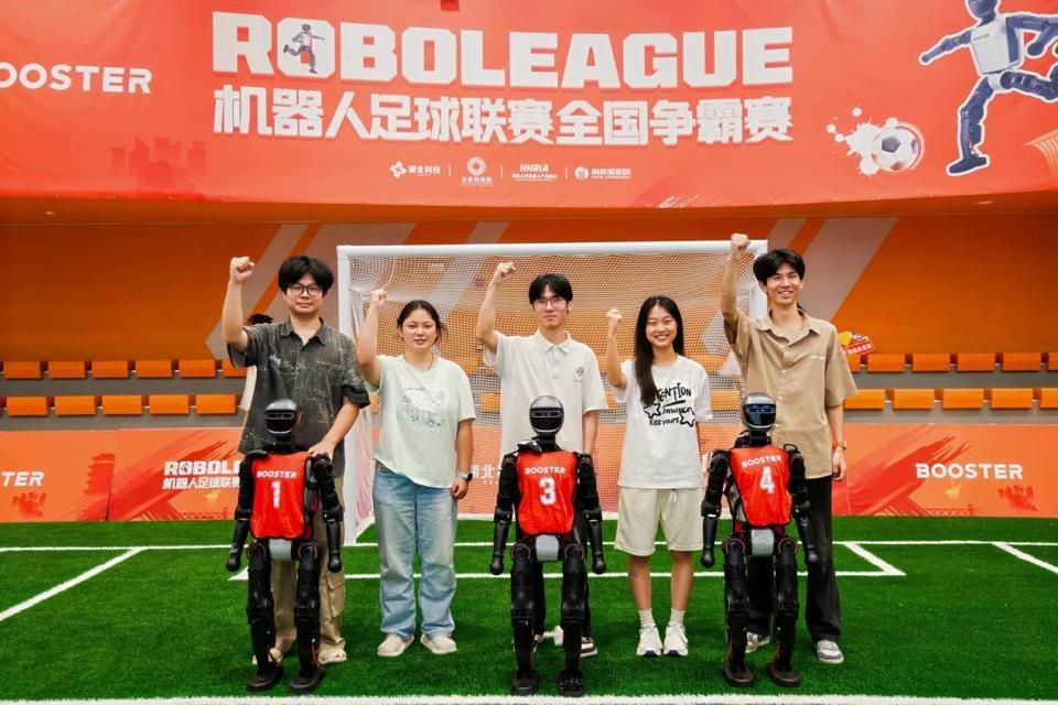 RoBoLeague机器人足球联赛全国争霸赛四强诞生！本周末总决赛巅峰对决_腾讯新闻