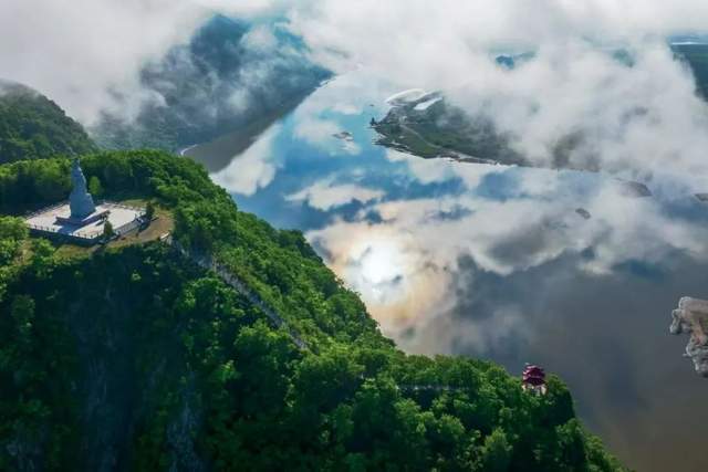 位于汪清县的百草沟镇,是以人工湖为中心的国家aaa级旅游景区.