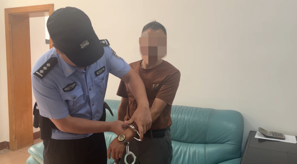 "在法官接待室内,被告李某戴着手铐签署了拘留决定书