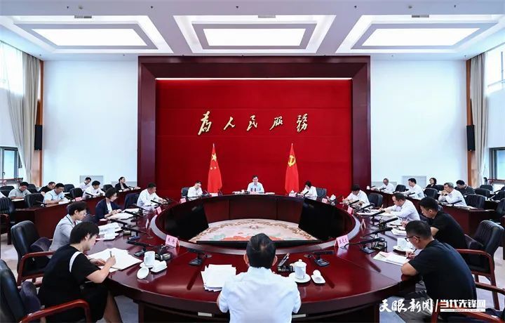 贵州省省长李炳军主持召开足球工作座谈会