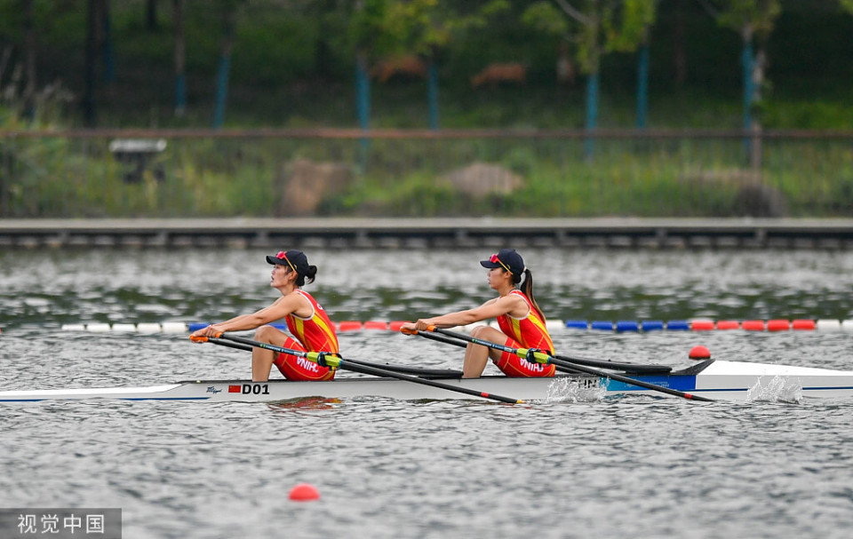 首金属于中国邹佳琪邱秀萍赛艇轻量级女子双人双桨夺金