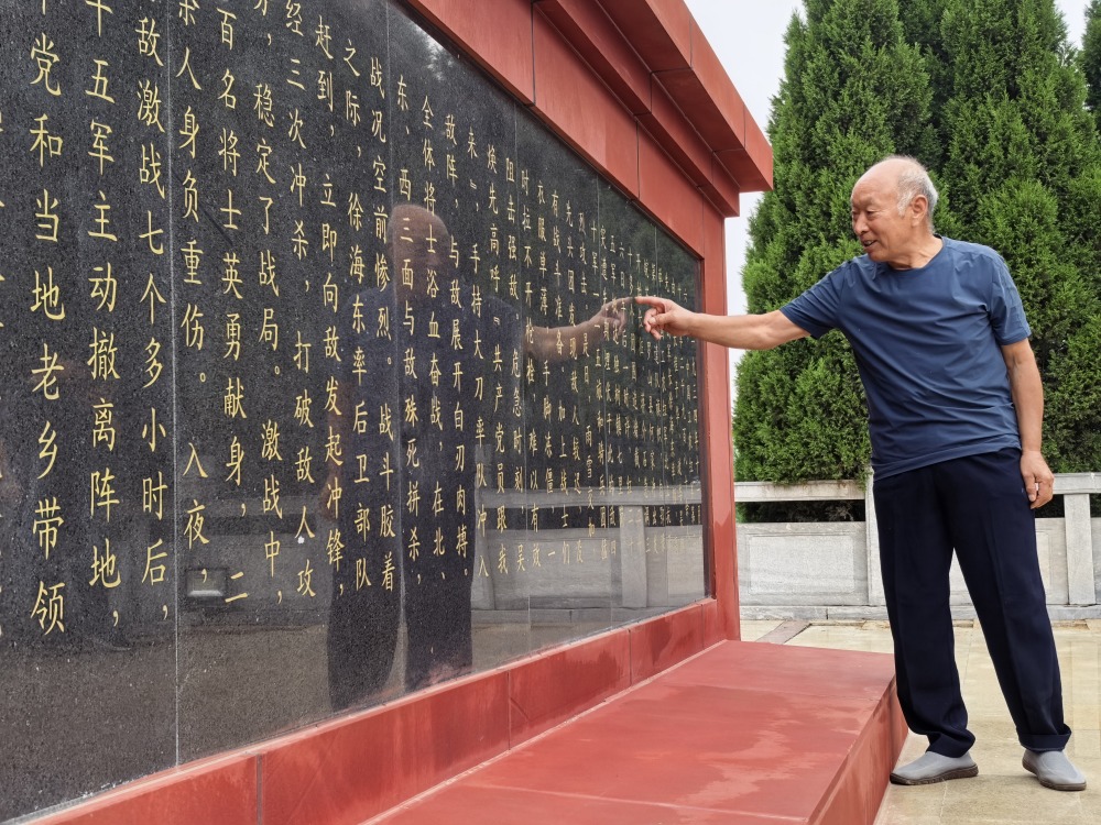 让英烈的名字永不褪色！在独树镇，他为红军纪念碑描红_腾讯新闻