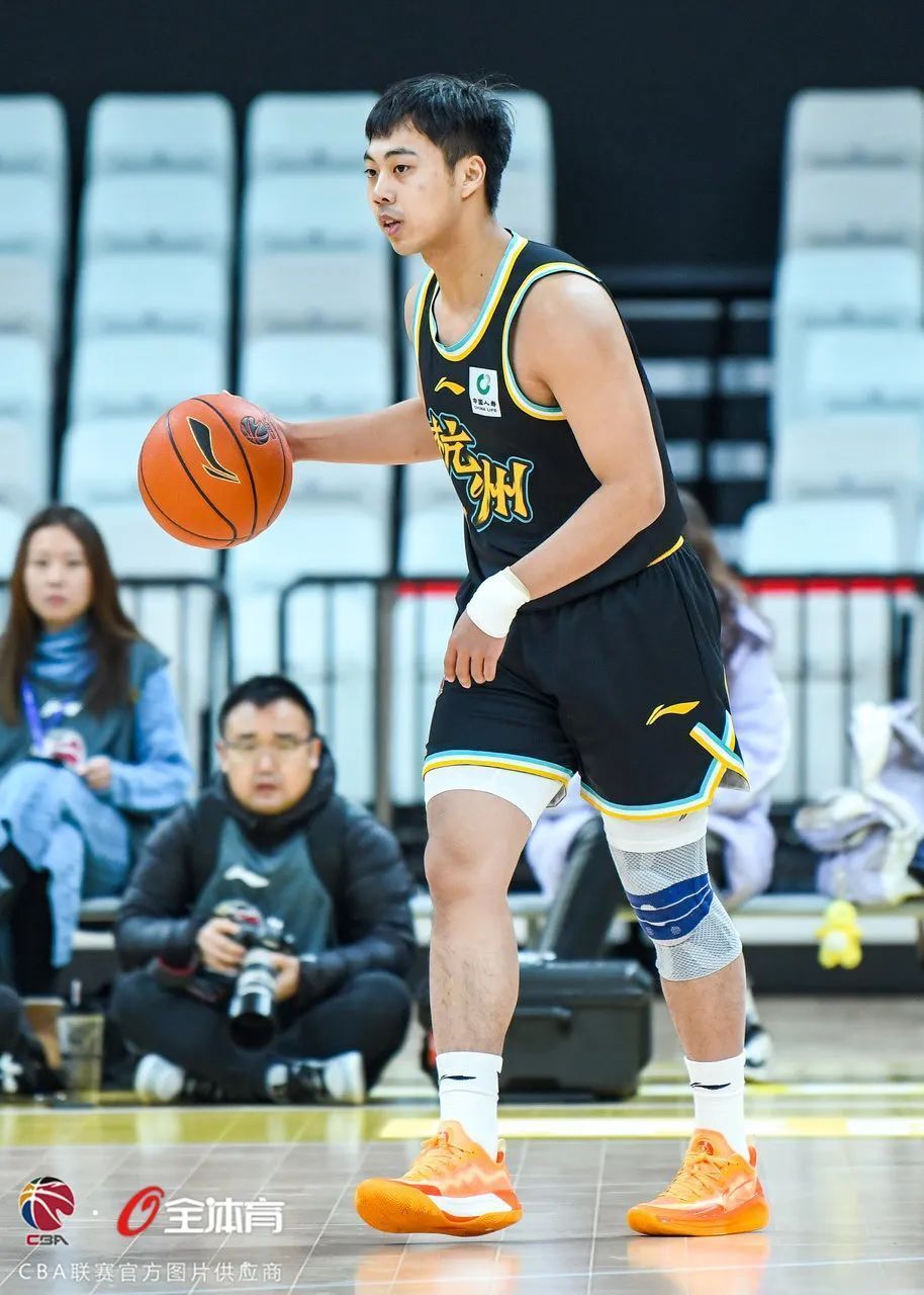 许可2分沃顿7分2篮板3助攻王欣瑞4分奥卡福15分5篮