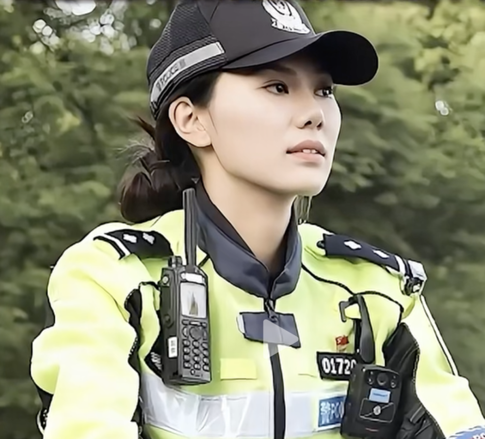 骑大摩托的"外滩最美女警",也是咱退役女兵?