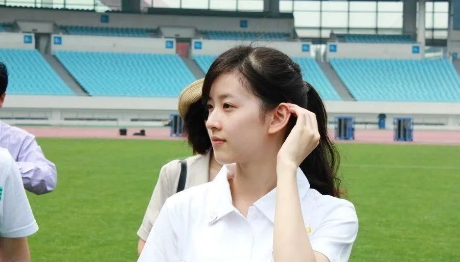 2011年,18岁的章泽天凭借健美操特长等各项优势,顺利被保送到清华大学