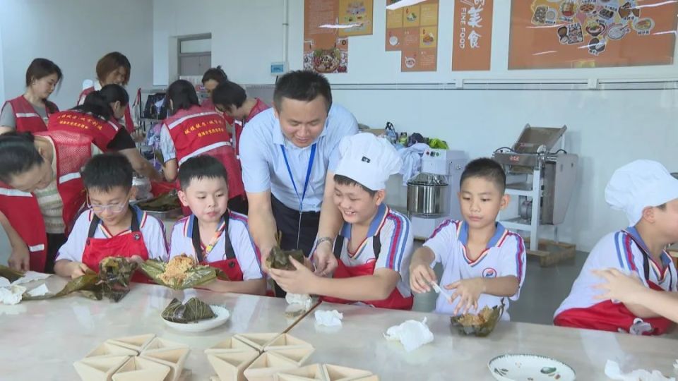 近年来,琼海市第一小学在春节,端午等传统节日到来之际,常态化开展