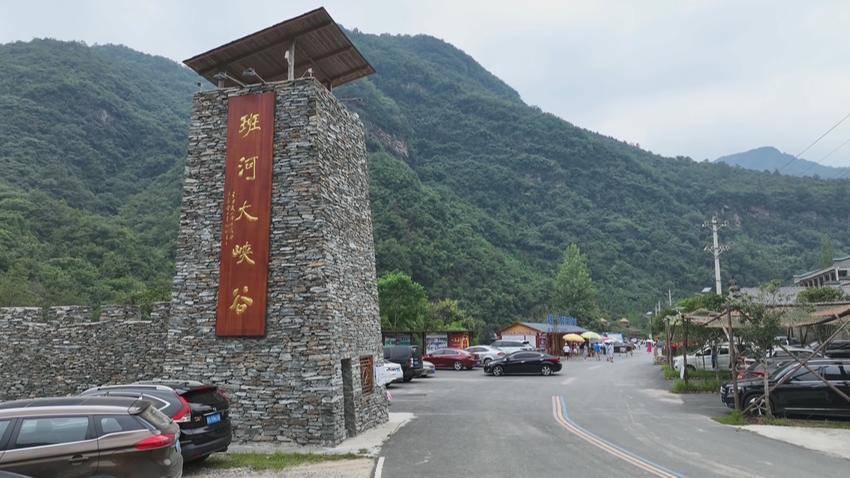 五山班河大峡谷景区于去年获评湖北省夜间消费聚集区,在夜游体验上