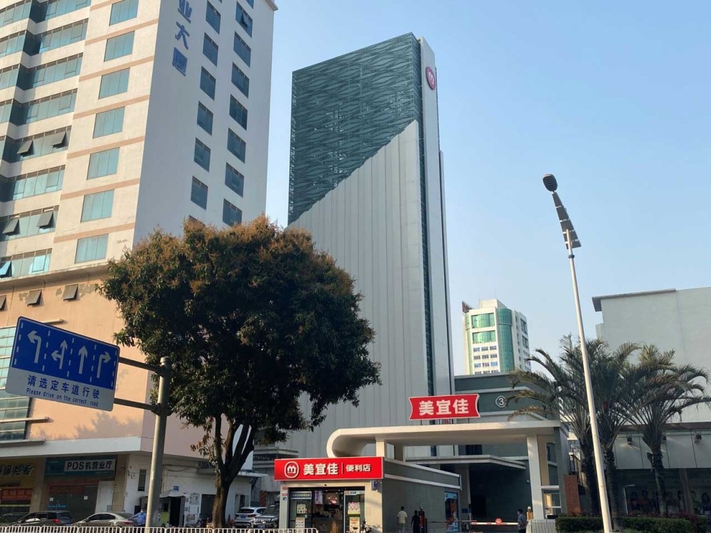 美宜佳总部楼下的美宜佳,店内售卖鲜食,咖啡和药品等.