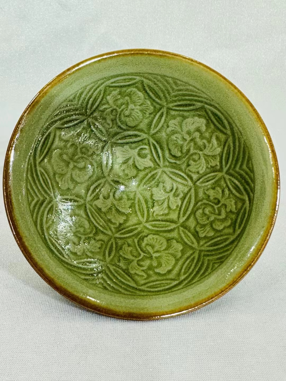 北宋时期,因斗茶之风盛行,好茶配好器成当时的风尚,建盏因独具茶色白