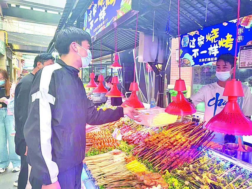 香格里拉商业中心夜市开市