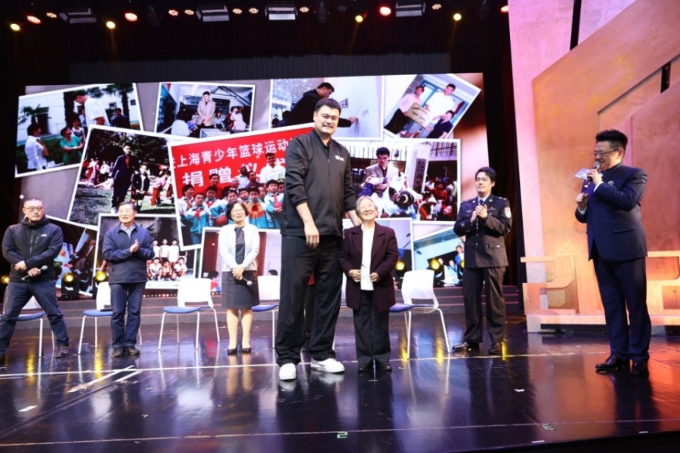 拥有76厘米身高差，姚明在母校校庆现场与小学班主任拥抱