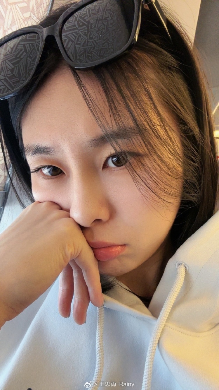 王思雨:穿个靴子给我俩跟腱全磨破 依然微笑&坚持训练比赛_腾讯新闻