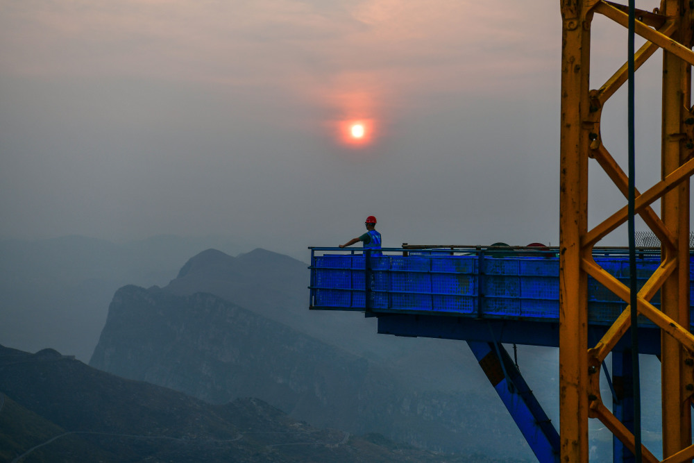 新华社记者 杨文斌 摄3月26日,一名工程师在花江