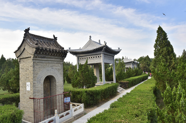 司马光本人位于夏县段水头镇小晁村北鸣条坡岭间.