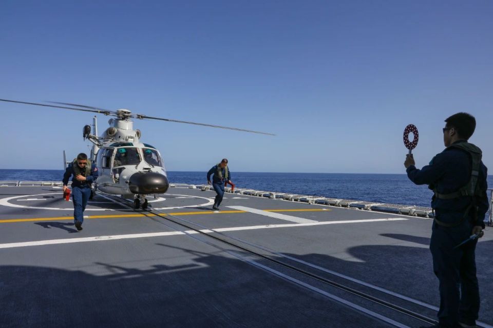 海军第46批护航编队位亚丁湾海域组织舰载直升机跨昼夜飞行训练