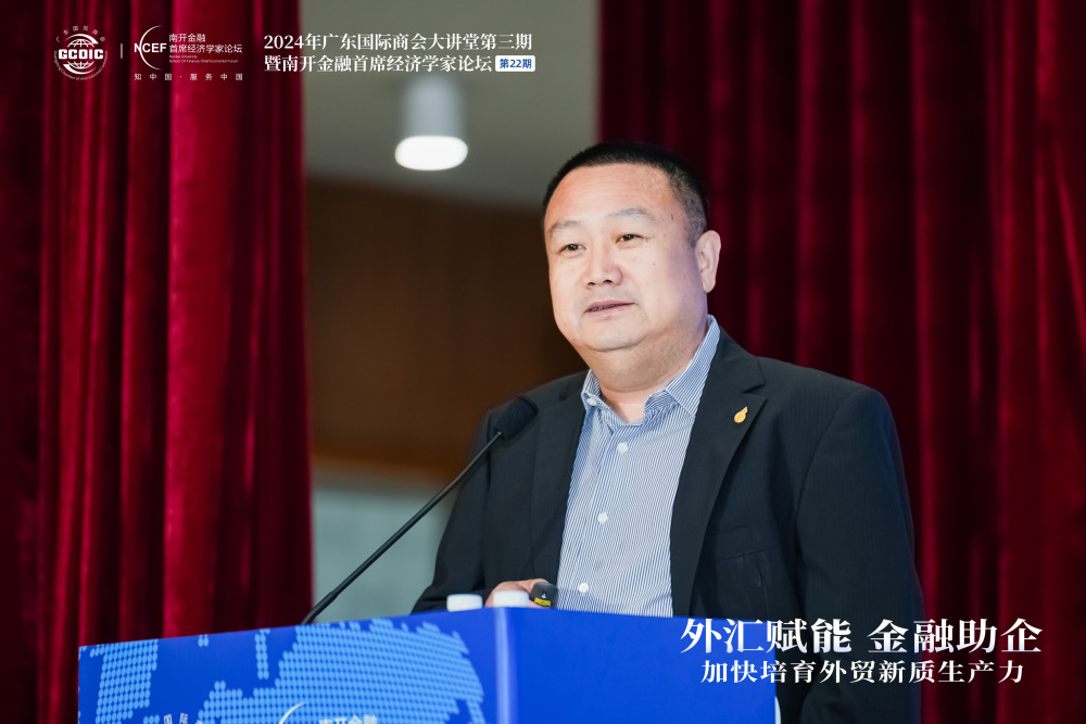 随后,泛华金融服务集团董事长兼ceo翟彬以"让创新的动能更澎湃"为题