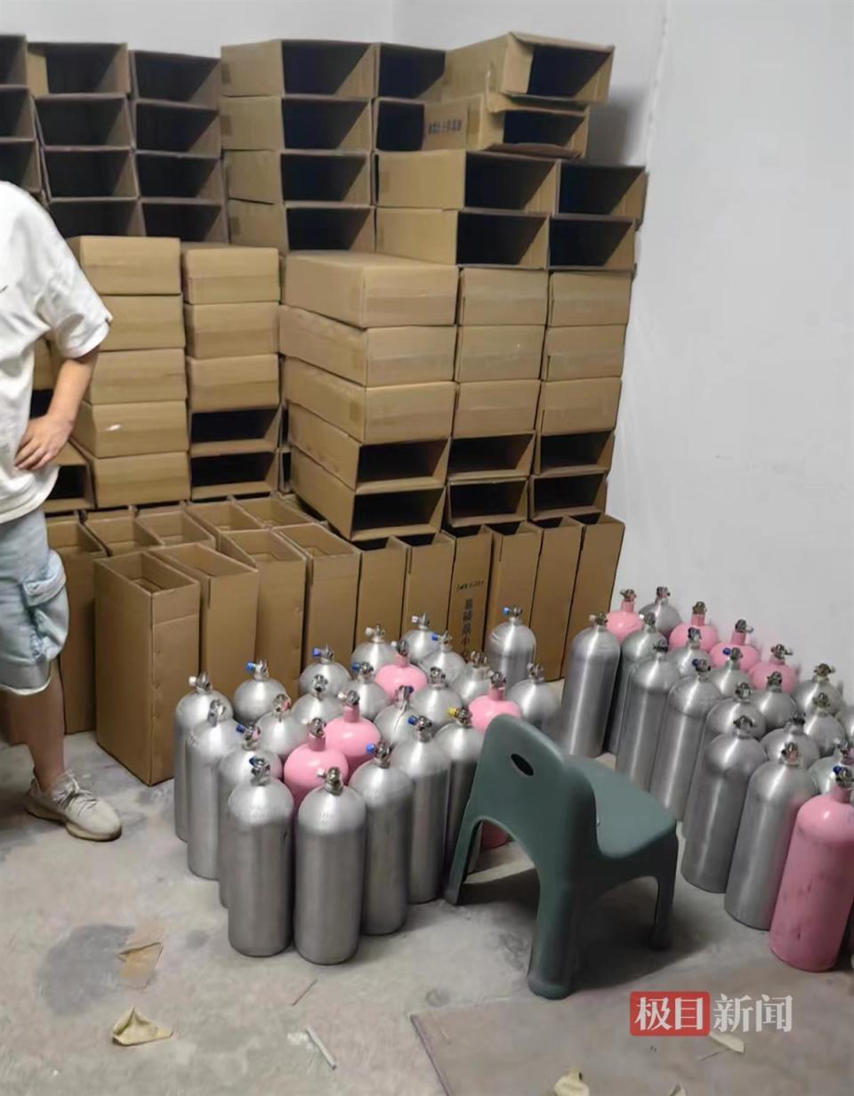 武汉洪山警方夏夜行动战果丰硕,打掉大型窝点查获483罐"笑气"