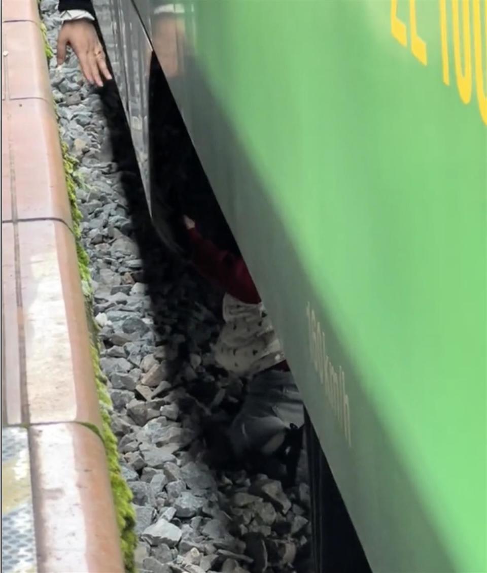 四川达州站一幼童坠入站台列车缝隙,众乘客合力将他救起