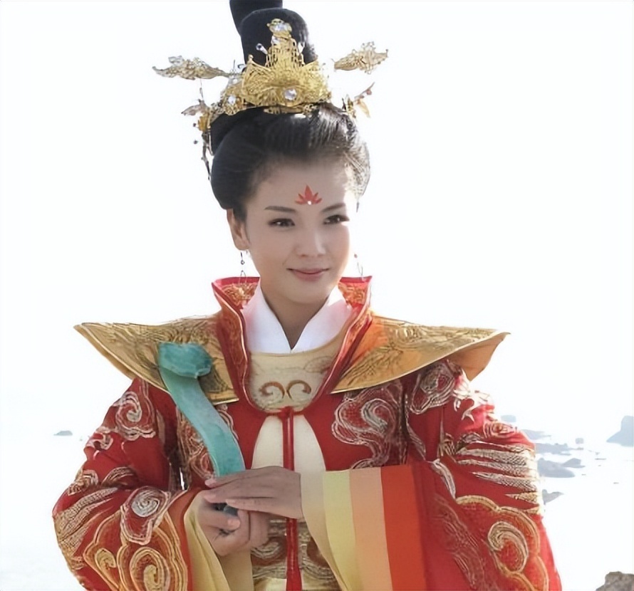 而且当年34岁的刘涛出演妈祖,成神之后的红色服装,拎出来单看,其实也