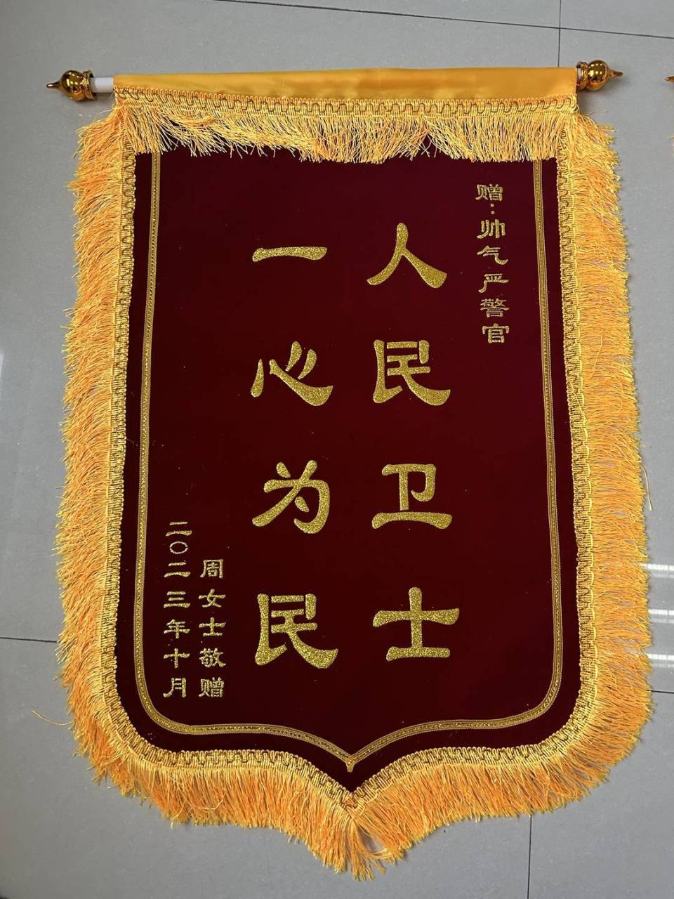 民警追回被盗手机,受害人送两面锦旗其中一面是专门送给帅气警官的