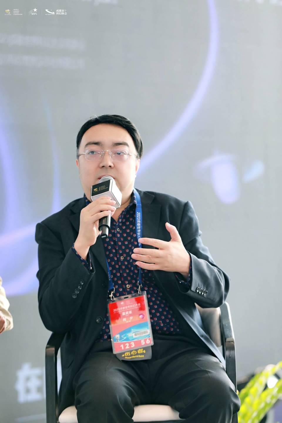 专访著名科幻作家何夕:科幻文学出海,让世界看到中国文化先进性|共生