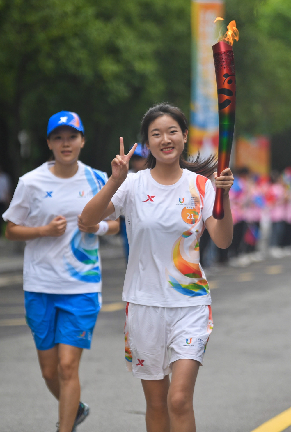 成都财经主持人陈露图片